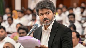 உள்துறை பொறுப்பை வேறு அமைச்சருக்கு ஒப்படைக்க முதல்வர் விஜய் திட்டம்? தமிழக அரசியலில் பரபரப்பு! 