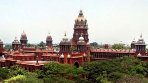  அரசு நிகழ்ச்சிகளில் முதலில் தமிழ்த்தாய் வாழ்த்து? மத்திய, மாநில அரசுகளுக்கு சென்னை ஐகோர்ட் உத்தரவு!