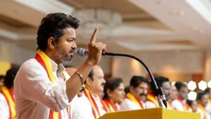 ஆட்டம் காணும் பனையூர்.. போர்க் கொடி தூக்கும் மா.செ.க்கள்! உடையும் தவெக.. விஜய்க்கு இரட்டை தலைவலி? 