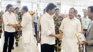 விஜய்யை அவமானப்படுத்திய கர்நாடக காங்., அமைச்சர் யுடி காதர்? வரவேற்க போய் பூங்கொத்து கூட கொடுக்கலையே!