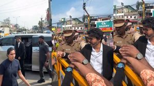 நீலாங்கரை சாலையில் திடீரென நின்ற முதல்வர் கான்வாய்.. சாலையில் இறங்கி மக்களை சந்தித்த விஜய்!