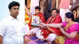 தம்பி வா.. தலைமையேற்க வா? அதிமுகவில் எடப்பாடி மிதுன்! முனுசாமியை விட்டு பல்ஸ் பார்த்த பழனிசாமி! 