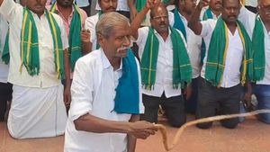 சாட்டையால் அடித்துக்கொண்ட விவசாயிகள்.. கடனை முழுமையாக தள்ளுபடி செய்யாத தவெக அரசை கண்டித்து போராட்டம்