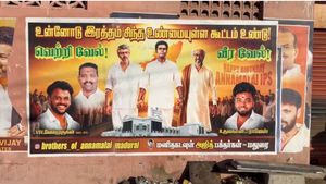  அண்ணாமலை கைகளை பிடித்த அஜித், ரஜினி.. மதுரையில் பரபரக்கும் போஸ்டர்களால் அதிரும் அரசியல் களம்!