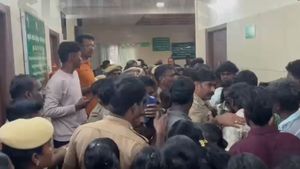 தவறான சிகிச்சையால் கர்ப்பிணிப் பெண் உயிரிழந்ததாக உறவினர்கள் போராட்டம்.. விரட்டி விரட்டி கைது!