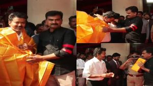 திருச்சியில் விஜய்யை சிரித்தபடி ஓடிச்சென்று வரவேற்ற மதிமுக துரை வைகோ!
