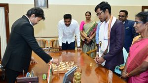வாத்தி கம்மிங் ஒத்து! விஜய்- பிரக்ஞானந்தா ஒன் டூ ஒன் செஸ்! முதல்வருக்கே செக் வைத்த கிராண்ட் மாஸ்டர்