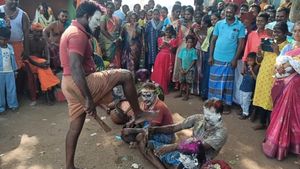 ஊரே ஒன்னு சேர்ந்து..செருப்பால் அடிச்சு! என்னங்க நடக்குது இங்க.. திருவிழானாலும் ஒரு நியாயம் வேண்டாமா?