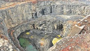அனுமதியின்றி எடுக்கப்படும் கற்களுக்கு டன் 1க்கு வெறும் ரூ.25 அபராதம் ? கனிமவளத்துறைக்கு நோட்டீஸ்