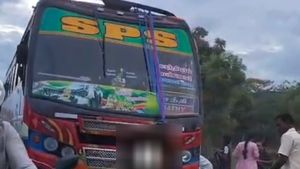 நீதான்யா டிரைவரு.. 40 பயணிகளுடன் பிரேக் ஃபெயிலியரான கோவை தனியார் பேருந்து.. நொடியில் நிகழ்ந்த மேஜிக்