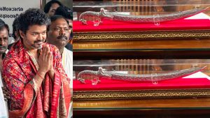 எம்ஜிஆர் பாணியில் விஜய்.. கொல்லூர் மூகாம்பிகை கோவிலுக்கு வெள்ளி வாள் வழங்கி தரிசனம்
