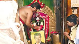 கோயில் கருவறைக்குள் விஜய் படத்தை வைத்து பூஜை செய்த தவெகவினர்.. இந்து முன்னணி வைத்த முக்கிய கோரிக்கை