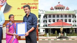 கரூர் நெரிசலில் பலியானவர்களின் குடும்பத்தினருக்கு வழங்கபட்ட அரசு பணி ரத்து.. உயர் நீதிமன்றம் உத்தரவு