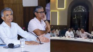 என் காதிலேயே பூ வைக்கிறீங்களா.. அதிகாரிகளை மீட்டிங்கில் இருந்து வெளியேற்றிய அமைச்சர்! பெரும் பரபரப்பு