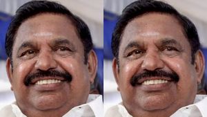 எடப்பாடி பழனிசாமி தூக்கிய 