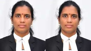 30 லட்சம் லஞ்சம்.. தவெகவுக்கு தலைவலியை தந்த பெண் வக்கீல்! பாய்ந்த நடவடிக்கை.. பரபரப்பு புகார்! 