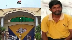 மீண்டும் ஒரு லாக்கப் மரணம்? புழல் சிறையில் இருந்த விசாரணை கைதி மரணம்.. உறவினர்கள் முற்றுகை போராட்டம்