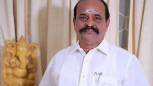 திருச்செந்தூர் வந்த கடம்பூர் ராஜுவின் வாகனத்தில் என்ன அது..  கேள்வி எழுப்பும் எதிர்க்கட்சிகள்