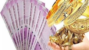 வேலூர் கூட்டுறவு வங்கி லாக்கரில் மின்னிய ஒரிஜினல் தங்க நகைகள்.. அருகில் 3.50 கோடி ரூபாயில் அது என்ன?