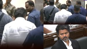 மறக்க முடியாத நாள்.. கூப்பிட கூப்பிட திரும்பி கூட பார்க்காமல் கரூரை விட்டு கிளம்பிய விஜய் 