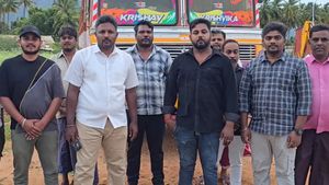 கோவையில் எடை அதிகமாக ஏற்றி வரும் லாரிகள் மீது புகார் அளிப்போம்.. செங்கல் லாரி உரிமையாளர்கள் 