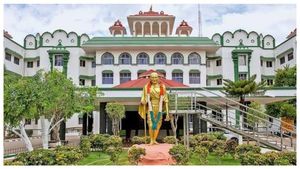 கரூர் கூட்ட நெரிசல்: அரசு வேலைக்கு எதிராக நாதக நிர்வாகி மனு..அவசர விசாரணைக்கு உயர்நீதிமன்றம் மறுப்பு