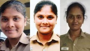 திருப்பூர் குவார்ட்டர்ஸில் கதறிய போலீஸ் ரஞ்சனி.. உடைந்த பொம்மைகள்.. லாக் ஆன செல்போன்.. என்ன நடந்தது?