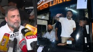 ராகுல் தலைமை.. எதிர்க்கட்சி எம்பிக்களுடன் காந்தி நினைவிடம் கிளம்பிய பஸ்.. போலீஸ் தடுத்தால் மோதல்