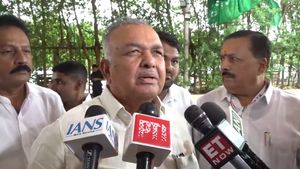 தண்ணீர் எல்லாம் தர முடியாது.. கறாராக பேசும் கர்நாடகா! வாயை விட்ட அமைச்சர்!