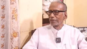 விடுதலைப் புலிகள் இயக்க தலைவர் பிரபாகரன் உயிரோடு இருக்கிறார்! விரைவில் வெளியே வருவார்! பழ நெடுமாறன்