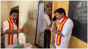 தூத்துக்குடி அருகே ரேஷன் கடையில் ஆய்வு.. அதிகாரிகளின் பதிலால் ஆடிப்போன தவெக எம்எல்ஏ சரவணன்  