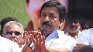 பாண்டி ரிசார்ட்.. துபாய் சொத்து! அதிமுகவில் ஆட்டைய போட்ட சிவி சண்முகம்! பரபர புகார் சொன்ன ர.ர.! 