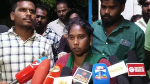 காதல் பட பாணியில்! காதல் திருமணம் செய்த பெண் காரில் கடத்தல்! திருச்சியில் திக் திக்!