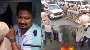 உதயநிதி அழைத்து வரப்பட்ட போலீஸ் வாகனத்தை வழிமறித்த திமுகவினர்! திருச்சியில் எகிறிய டென்ஷன்