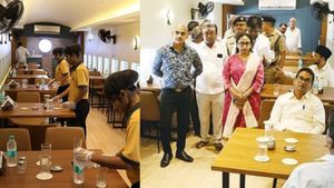 சேலம் அயோத்தியாப்பட்டணம் ரயில் பெட்டிக்குள் ஜாலியான அனுபவம்.. ஹாயா உட்கார்ந்து சாப்பிட சூப்பர் வழி