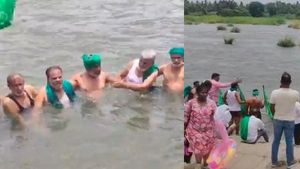 அடுத்தடுத்து காவிரி ஆற்றுக்குள் குதித்த விவசாயிகள்.. தமிழகத்துக்கு தண்ணீர் விட கடும் எதிர்ப்பு