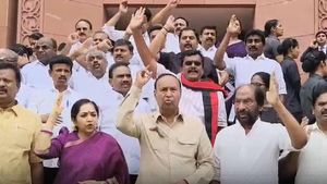 டெல்லி வரை எதிரொலித்த உதயநிதி கைது.. திமுக எம்பிக்கள் நாடாளுமன்ற வளாகத்தில் போராட்டம் – முழக்கம்