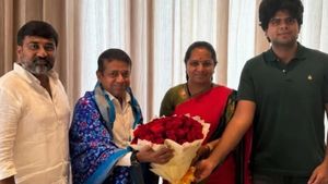 விஜய்யின் ஆஸ்தான ஜோதிடர் ராதன் பண்டிட்டை சந்தித்த தெலுங்கானா முன்னாள் முதல்வர் மகள் கவிதா 