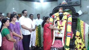 கிருபானந்த வாரியாரின் பிறந்தநாள்.. தமிழக அரசு சார்பில் மாலை அணிவித்து மரியாதை! ஏராளமானோர் பங்கேற்பு