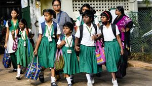 School Leave: நாளைக்கு ஸ்கூலுக்கு போக வேண்டாம்! அனைத்து பள்ளி, கல்லூரிகளுக்கும் விடுமுறை! வெளியான ஹேப்பி நியூஸ்!