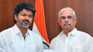 கவர்னர் கூட சண்டை போட விரும்பல.. எதுவாக இருந்தாலும் சிஎம் விஜய் சொல்வார்! அமைச்சர் விஸ்வநாதன் ஓபன்