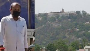 Palani: பழனி ரூ 100 கோடி நில மோசடி! சார் பதிவாளர் ஜஸ்டின் மணிகண்டன் கைது! என்ன நடந்தது?