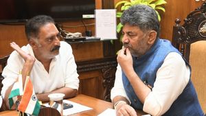 பிரகாஷ் ராஜ் தலைமையில் கர்நாடக முதல்வரிடம் புகார்.. SIR நடவடிக்கைக்கு எதிராக குற்றச்சாட்டு