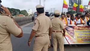  தமிழக - கர்நாடக எல்லையில் மீண்டும் தொடங்கிய போக்குவரத்து.. போராட்டம் நடத்திய கன்னட அமைப்பினர் கைது!