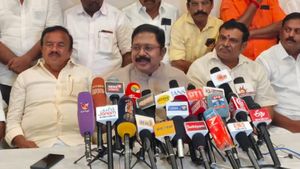 அதிமுகவையும் அமமுகவையும் பிரித்து பார்க்காதீர்! எடப்பாடி பழனிசாமி சொன்னது என்ன? தினகரன் பரபரப்பு