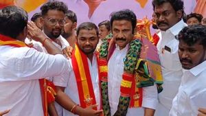  தவெக எம்.எல்.ஏவுக்கு மயில் இறகு மாலை.. இணைப்பு விழாவில் வெடித்த சர்ச்சை!