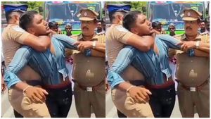 தஞ்சையில் காவல்துறையின் Choke Hold பிடி.. எவ்வளவு ஆபத்தானது தெரியுமா.. ப்ளூ சட்டை மாறன் பதிவு