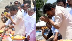 பாசனத்திற்காக மேட்டூர் அணையை திறந்து வைத்தார் முதல்வர் விஜய்.. காவிரி நீருக்கு பூக்கள் தூவி மரியாதை