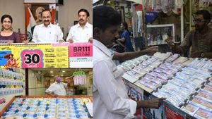 Kerala Onam Bumper: ஓணம் பம்பர் லாட்டரி.. 30 கோடி யாருக்கு? வெறித்தனமாக நடக்கும் சேல்ஸ்! கோடிகளை அள்ளும் கேரள அரசு