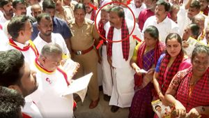 தாராபுரம் தேவாலயம் முன்பு ஒரே நேரத்தில் வந்த தவெக - திமுகவினர்! எதிர் எதிராக வந்ததால் பரபரப்பு